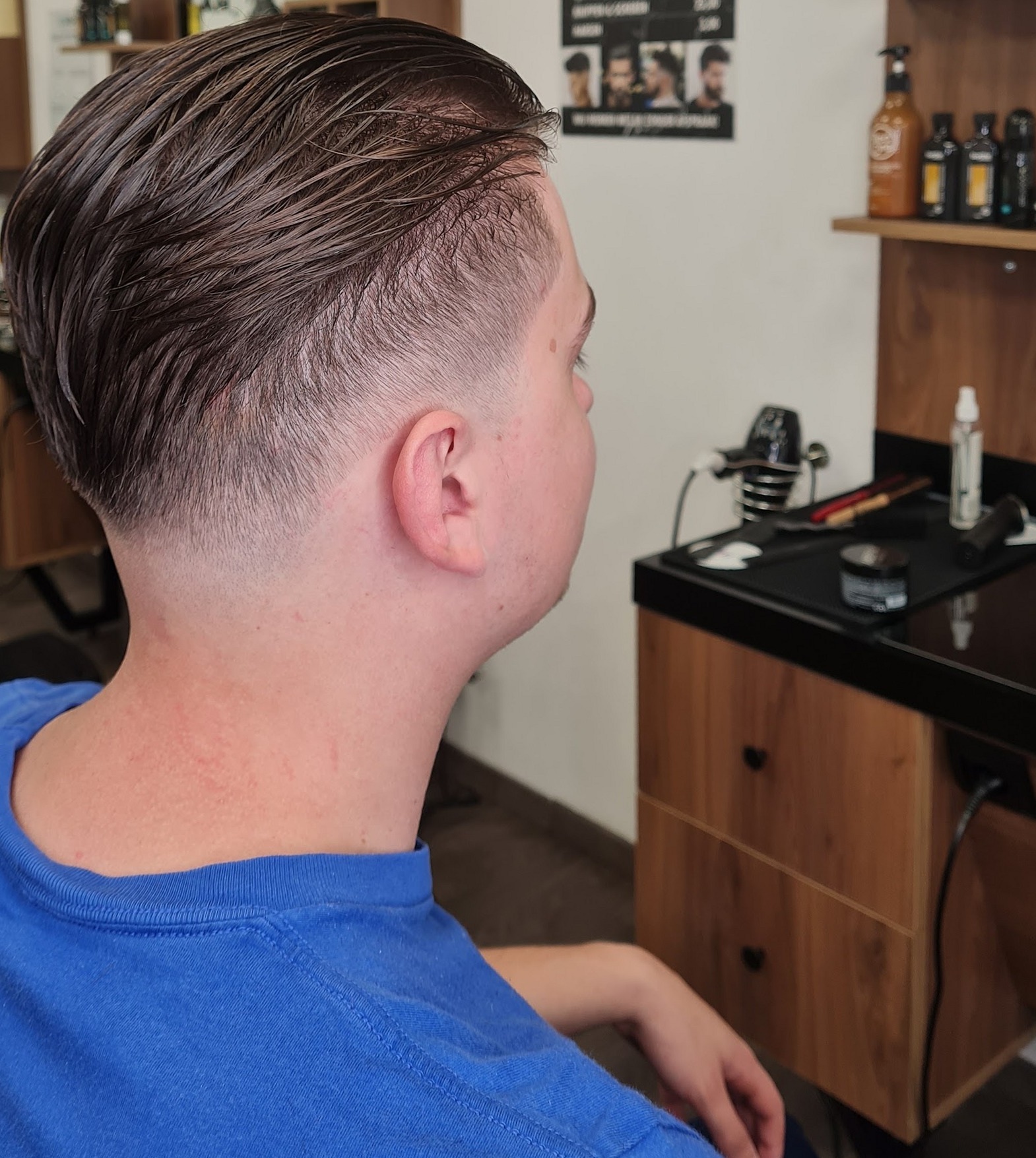 Net geknipt herenkapsel met een verzorgde overgang bij M-R Herenkapper Mustafa